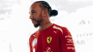 Ferrari - Lewis Hamilton megmutatta új kiskutyáját