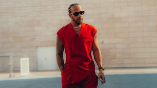 Ferrari - A divatbemutatói miatt bírálták élesen Lewis Hamiltont