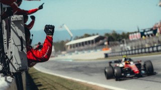 Ferrari - Hamilton majdnem elájult a Ferrari-ünneplés közben Barcelonában