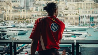 Ferrari - Új fotók érkeztek Lewis Hamilton nagyon extra monacói szettjéről