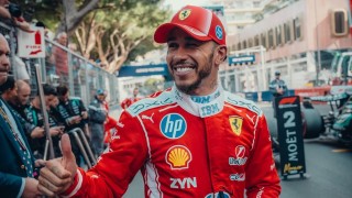 Mercedes - Hamilton saját magát látja Kimi Antonelliben