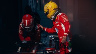 Ferrari - Így lökte ki majdnem Leclerc Hamiltont az Osztrák Nagydíjon – centiken múlt a dráma