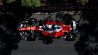 Charles Leclerc nyitott az élen Monacóban, Hadjar és Alonso is a falban kötött ki