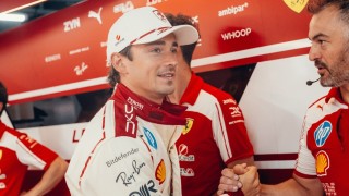 Ferrari - Leclerc hadat üzent a Mercedesnek, a Ferrari hatalmas fejlesztési hajrára készül