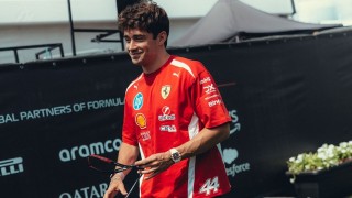 Ferrari - Leclerc lenyomta Hamiltont Silverstone-ban, megőrülnek érte az olasz sajtóban
