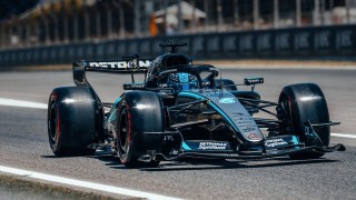 Mercedes - Russellé a barcelonai FP3, Antonelli a forgalom miatt kerülhet a felügyelők elé
