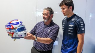 Williams - Különleges sisakkal dönti meg Nigel Mansell történelmi rekordját Alex Albon