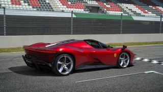 Ferrari - Folytatódik Leclerc álomélete – még egy ilyen Ferrarit is könnyedén megengedhet magának