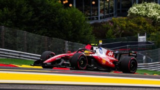 Ferrari - Érthetetlen döntést hozott a Ferrari - Hamilton volt a gyorsabb, mégis magára hagyták