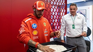Ferrari - Óriási elismerés Mogyoródon, saját kanyart kapott Lewis Hamilton