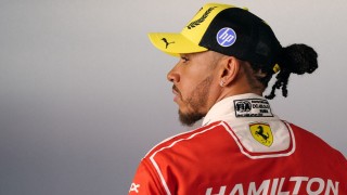 Ferrari - Hamilton letaszította a trónról Verstappent a saját felségterületén