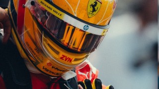 Ferrari - Hamilton a kizárástól tartva maga adta át a letört autóalkatrészt az FIA-nak