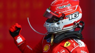 Óriási szerencsével nyert Leclerc a Ferrarival a Brit Nagydíjon Russell előtt, Antonelli dráma