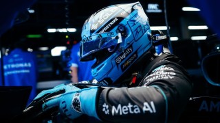 Mercedes - Hamilton repítette a Ferrarit Silverstone-ban, Russell értetlenül áll a hátránya előtt
