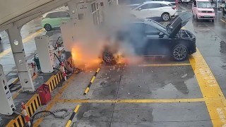 Lángokba borult a töltőnél álló elektromos autó - videón a furcsa jelenet