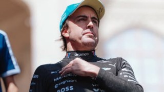 Aston Martin - Alonso tehetetlenül intett az őt megelőző riválisnak, mégis hosszabbított az Aston Martinnal