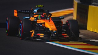 Norris sokkolta a mezőnyt a spanyol időmérőn – McLaren a pole-ban a Mercedes és a Red Bull előtt