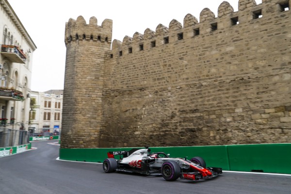 „Szerintem Ericsson eltalált” – ikonikus rádiózás és safety car mögötti ütközés Bakuból