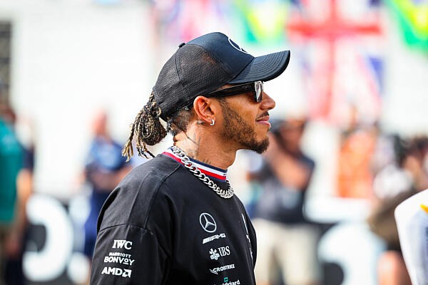 - Hamilton: „Mintha egy szellem lett volna az autóban”
