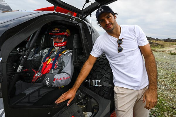 - Sainz leleplezte elképesztő utcai Ferrariját (videó)