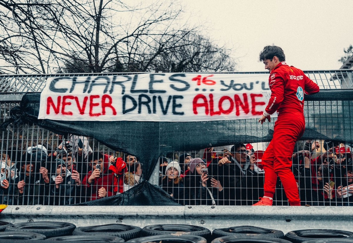 és  - Behozhatatlan előnye lehet Leclerc-nek Hamiltonnal szemben a Ferrarinál